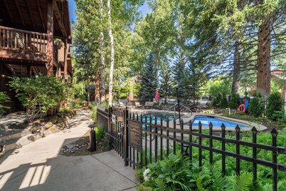 Aspen Hideaway by AvantStay | Walk to Aspen, Near Slopes + Pool & Hot Tub Access