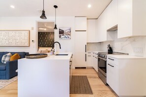 Fridge, oven, stovetop, dishwasher