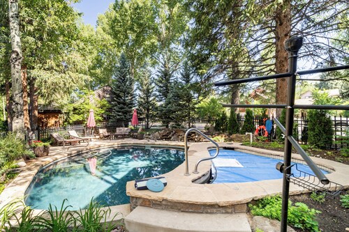 Aspen Hideaway by AvantStay | Walk to Aspen, Near Slopes + Pool & Hot Tub Access