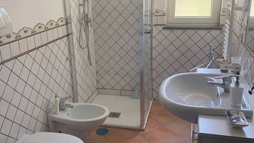 Doccia, asciugacapelli, bidet, asciugamani