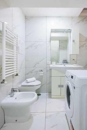 Apartment (3 Bedrooms) | Bathroom | Shower, bidet