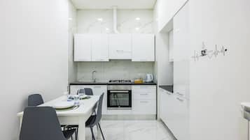 Apartamento (3 Bedrooms) | Cocina privada | Horno, placa de cocina, máquina de café espresso y hervidor eléctrico