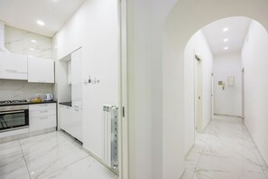 Appartement (3 Bedrooms) | Cuisine privée | Un four, surface de cuisson, cafétiÚre à espresso, bouilloire électrique