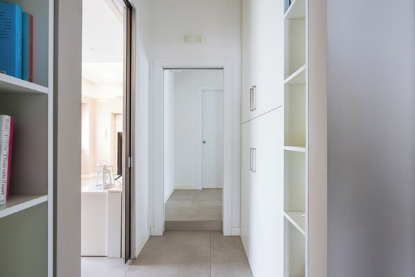 3 bedrooms, laptop workspace, bed sheets - Malta Modern and Lovely Flat With Parking (Naples)