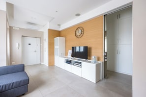 Apartment (3 Bedrooms) | Living area | TV
