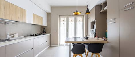 Apartemen (3 Bedrooms) | Dapur pribadi | Microwave, oven, kompor, dan mesin pencuci piring