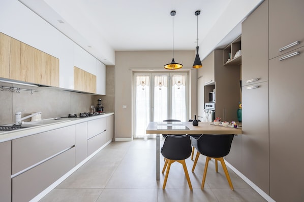 Apartment (3 Bedrooms) | Private kitchen | Microwave, oven, stovetop, dishwasher