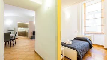 Apartamento (2 Bedrooms) | 2 quartos, espaço de trabalho para notebook, roupa de cama