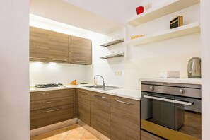 Appartement (2 Bedrooms) | Cuisine privée | Un four, cafétière à espresso, bouilloire électrique