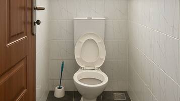 Douche, serviettes fournies, savon, papier toilette