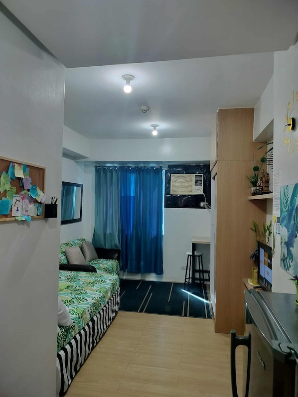1 bedroom, iron/ironing board, internet, bed sheets - Luxurious City View Condo in Quezon City (Quezon City)