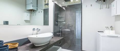 アパートメント (1 Bedroom) | バスルーム | シャワー、ビデ、タオル、トイレットペーパー