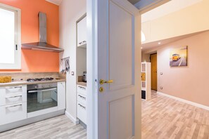Appartement (1 Bedroom) | Privékeuken | Een magnetron, een oven, een waterkoker