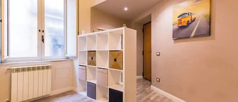 شقة (1 Bedroom) | 1 غرفة نوم ومساحة عمل للكمبيوتر المحمول ومكواة/لوح كي وملاءات أسرّة