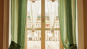 A room with a view of a balcony with chairs and tables. - Napoli Fuori (Naples)