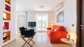 Apartment (2 Bedrooms) | Wohnbereich | Fernseher