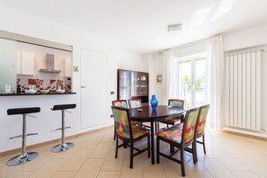 شقة (2 Bedrooms) | منطقة المعيشة | تلفزيون