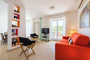 شقة (2 Bedrooms) | منطقة المعيشة | تلفزيون