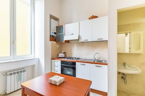 Apartment (2 Bedrooms) | Private kitchen | Oven, espresso maker