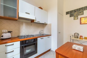 Apartment (2 Bedrooms) | Private kitchen | Oven, espresso maker