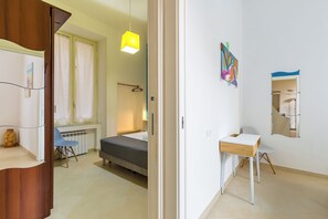Apartemen (2 Bedrooms) | 2 kamar tidur, ruang kerja ramah laptop, dan setrika/meja setrika