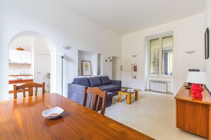 Huoneisto (2 Bedrooms) | Oleskelualue | 32–tuumainen televisio, jossa kaapelikanavat