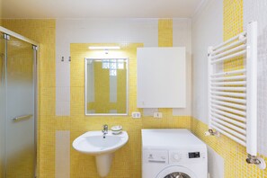 Apartemen (2 Bedrooms) | Kamar mandi | Shower dan kloset