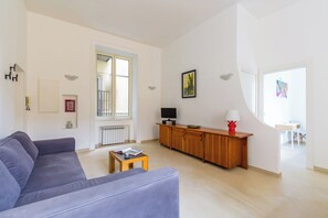 Huoneisto (2 Bedrooms) | Oleskelualue | 32–tuumainen televisio, jossa kaapelikanavat