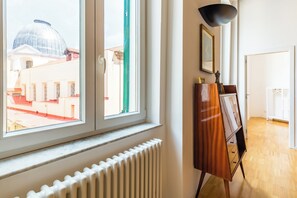 Apartment (3 Bedrooms) | Living area | TV