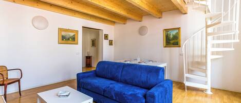 Apartment (3 Bedrooms) | Living area