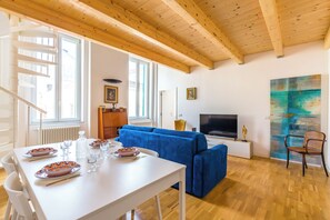 Apartment (3 Bedrooms) | Living area | TV