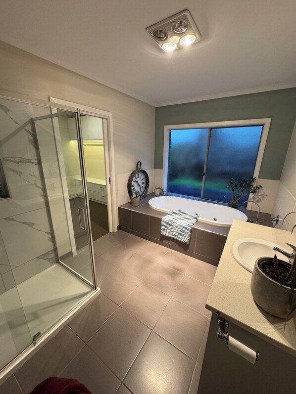 Towels, soap, toilet paper - Family Home with Sauna, Pilates Reformer, Pizza Oven | Sleeps 8 | Pets allowed (Winter Valley)