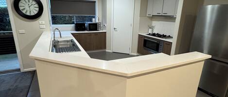 Mikrobølgeovn, ovn, kokeplater og oppvaskmaskin