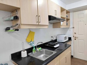 Fridge, microwave, stovetop, cookware/dishes/utensils