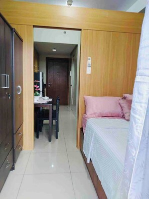 1 soverom, internettilgang og sengetøy