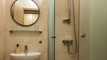 Deluxe Double Room, Air conditioning | Bathroom