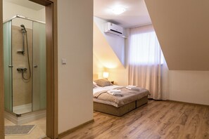 Deluxe tweepersoonskamer, airconditioning | Een bureau, gratis wifi