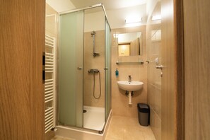 Standard Double Room | Bathroom | Shower, towels, soap, toilet paper - Motorest Lumík (Slovenské Ďarmoty)