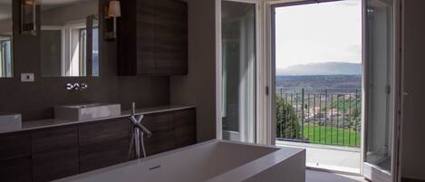 シャワー、ビデ、タオル、シャンプー