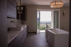 Shower, bidet, towels, shampoo