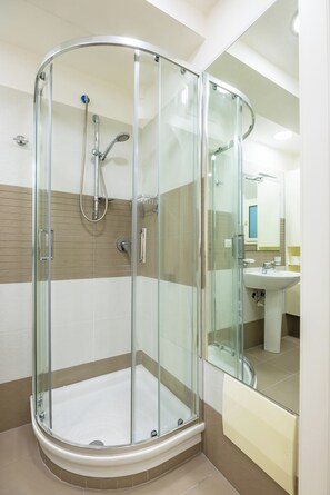 Apartment (2 Bedrooms) | Badezimmer | Dusche, Bidet