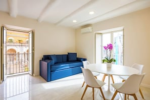 Apartment (2 Bedrooms) | Wohnbereich | Fernseher