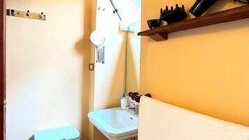 Een douche, een haardroger, handdoeken