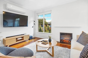 Una Smart TV, una chimenea