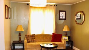 Living area - 7-Bedroom Retreat Sleeps 13 (Grand Forks)