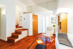Căn hộ (1 Bedroom) | Khu phòng khách | TV 32-inch có truyền hình cáp