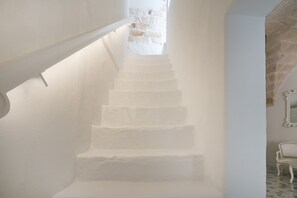 A white staircase with a stone wall at the top. - Marchesa – Two-Bedroom Suite with Panoramic Terrace in the Historic Center (Monopoli)