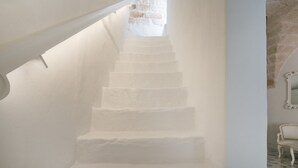 A white staircase with a stone wall at the top. - Marchesa – Two-Bedroom Suite with Panoramic Terrace in the Historic Center (Monopoli)
