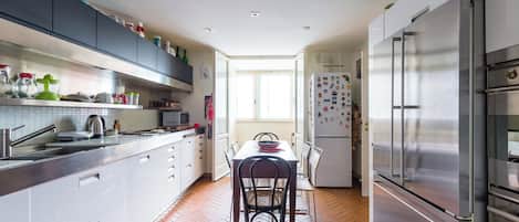 Appartement (3 Bedrooms) | Cuisine privée | Micro-ondes, four, plaque de cuisson, lave-vaisselle
