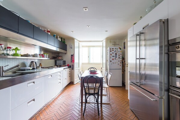 Appartement (3 Bedrooms) | Cuisine privée | Micro-ondes, four, plaque de cuisson, lave-vaisselle